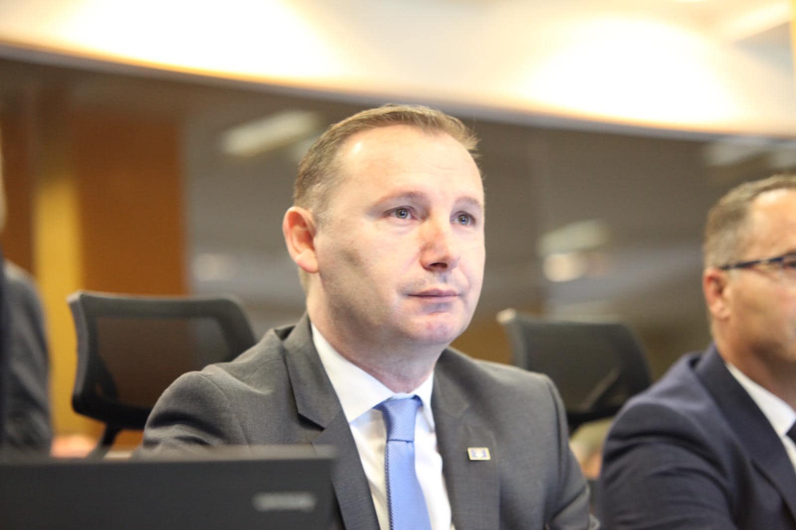 Deputeti g*det qytetarin: Do të jetë si mësim për të qenë më i durueshëm