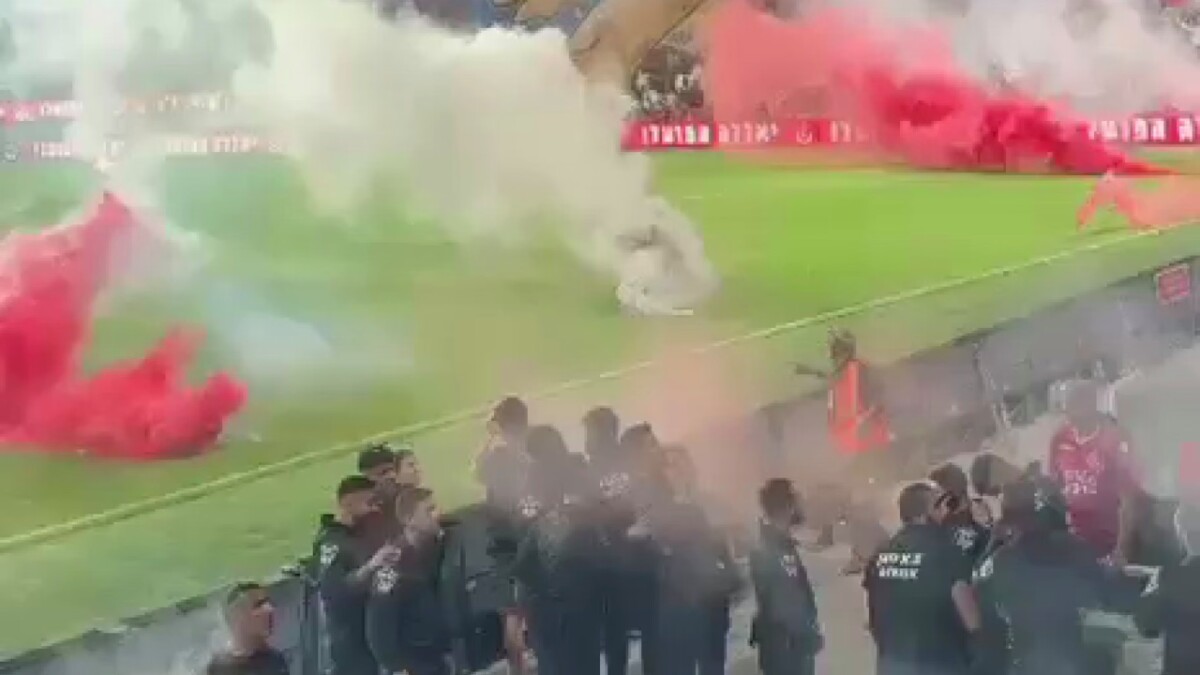 Derbi Hapoel-Maccabi anulohet pas dhunës në stadium, tifozët hedhin fishekzjarrë dhe plagosin policë