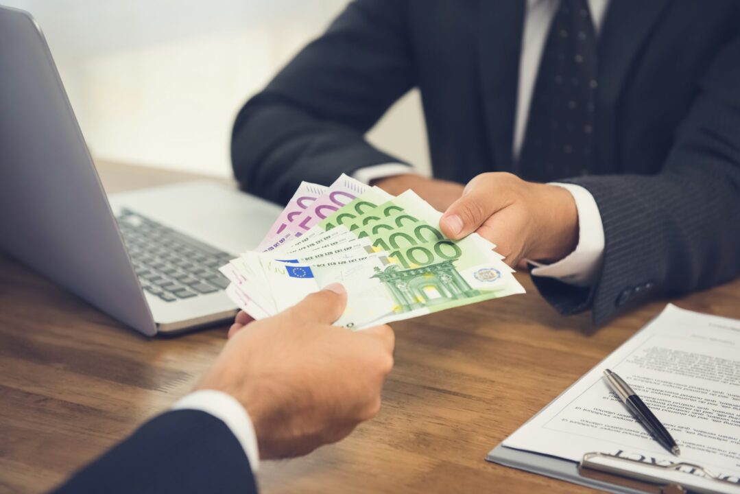 Deri në 10 mijë euro paga/ Shteti më i pasur i Europës po ju kërkon