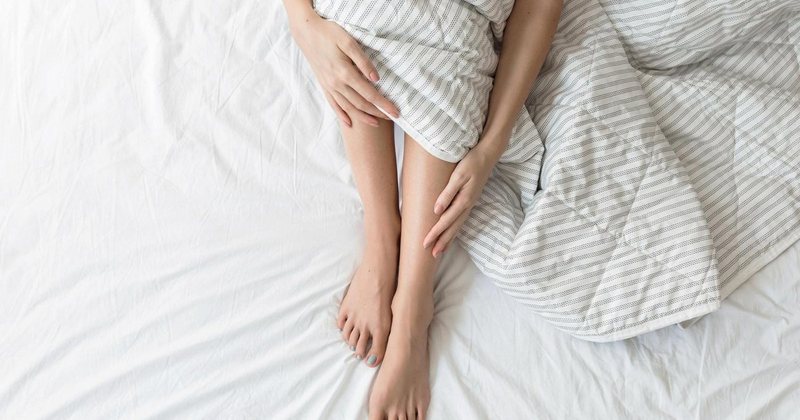 Dhimbja e këmbëve, simptomë e moshës apo shenjë e sëmundjeve serioze