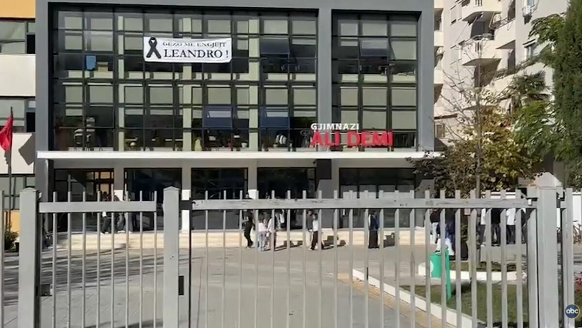 Dhimbje në shkollën e adoleshentit/ Lule në klasën e 17-vjeçarit që humbi jetën në aksident