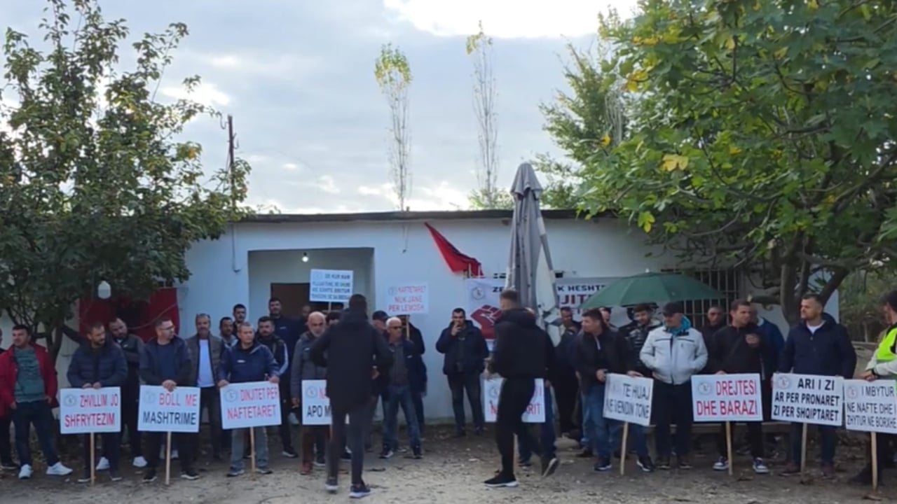 Dhjetë ditë grevë urie për pagat, naftëtarët e Marinës tubim përpara zyrave të Bankers Petroleum