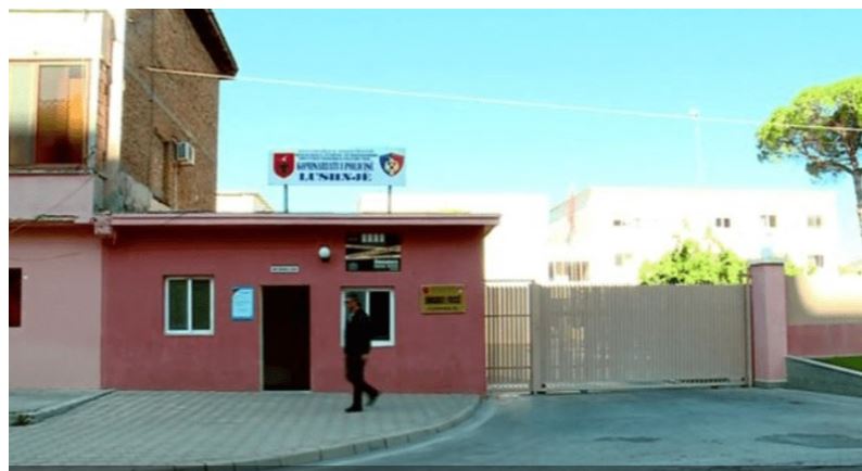 Dhunë në familje/ Kanosi nusen e xhaxhait pasi i rrahu gjyshen, procedohet 46-vjeçari në Lushnje