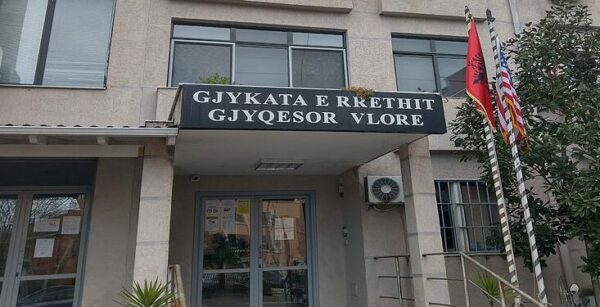 Dhunoi rojën e sigurisë në Vlorë, arrestohet avokati