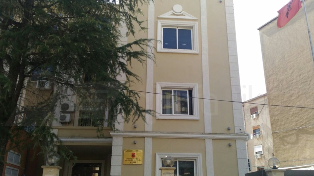 Dhunuan oficerët e Byrosë Kombëtare të Hetimit, Prokuroria Fier dërgon për gjykim tre të arrestuarit