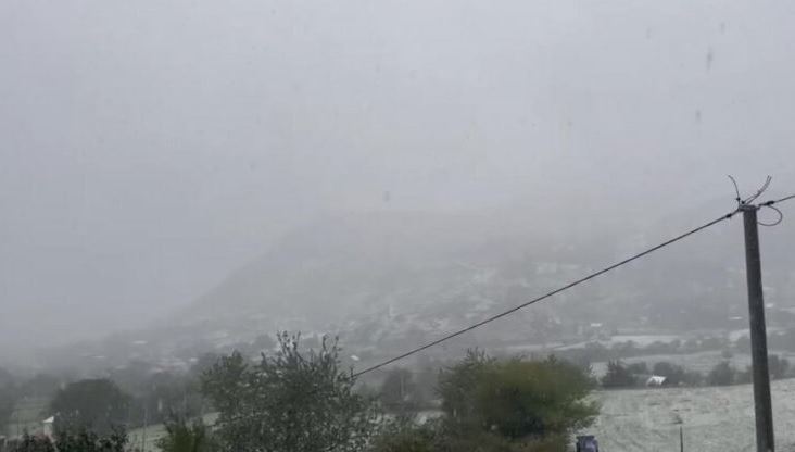 Dimri i hershëm në Shqipëri/ Vijojnë reshjet e dëborës, trashësia arrin deri në 20 cm në zonat malore