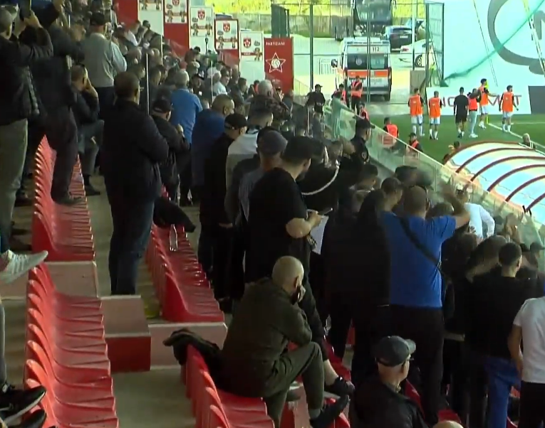 Dinamo rikthehet aty ku i takon në renditjen e Superiores, i afrohet Vllaznisë dhe mund Vorën