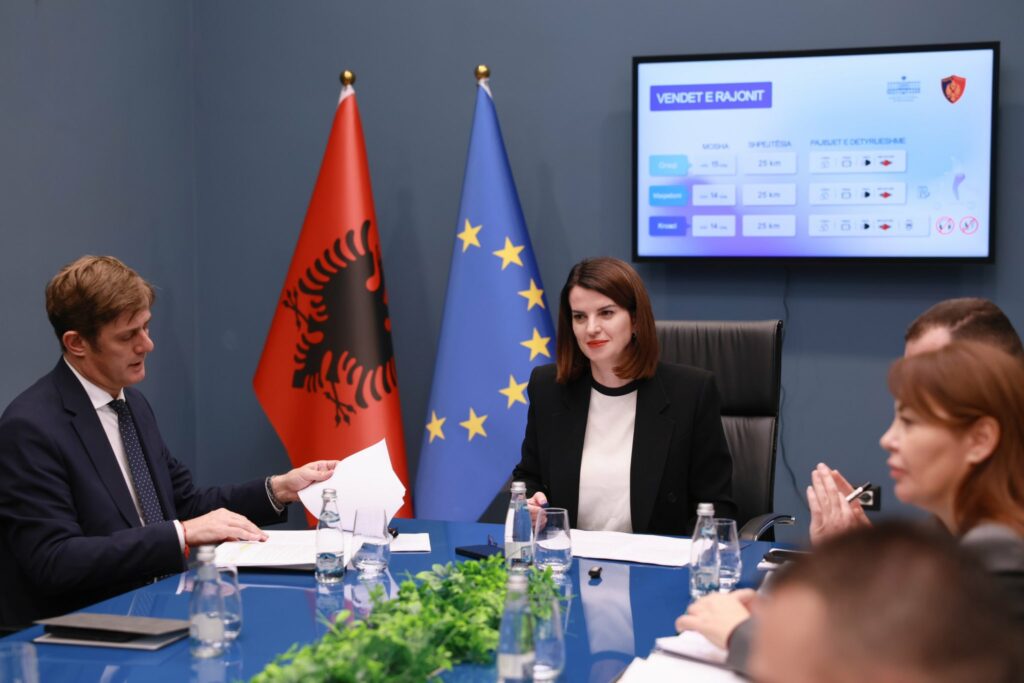 Diskutohet hartimi i kuadrit ligjor për monopatinat/ Koçiu mbledh institucionet për sigurinë rrugore