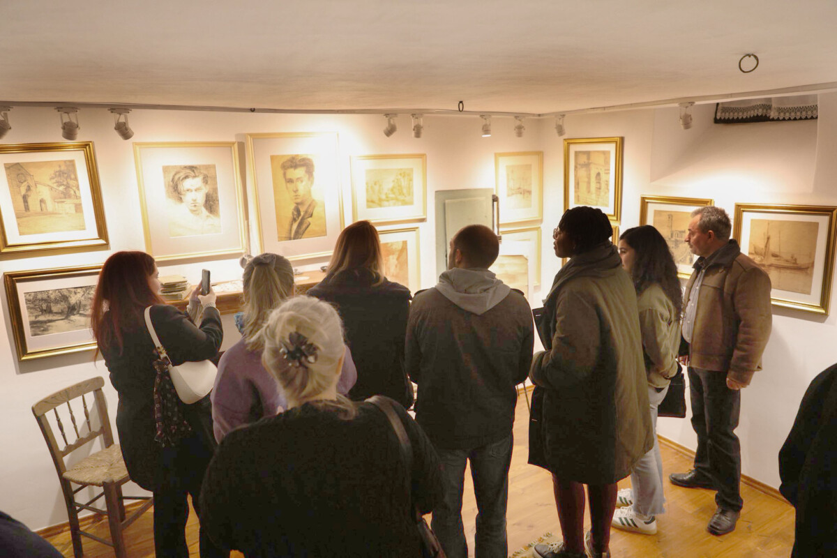 “Ditët e Mios” në edicionin e 15, pjesëmarrës piktorë nga Shqipëria e shtete të tjera që sjellin Korçën në punët e tyre