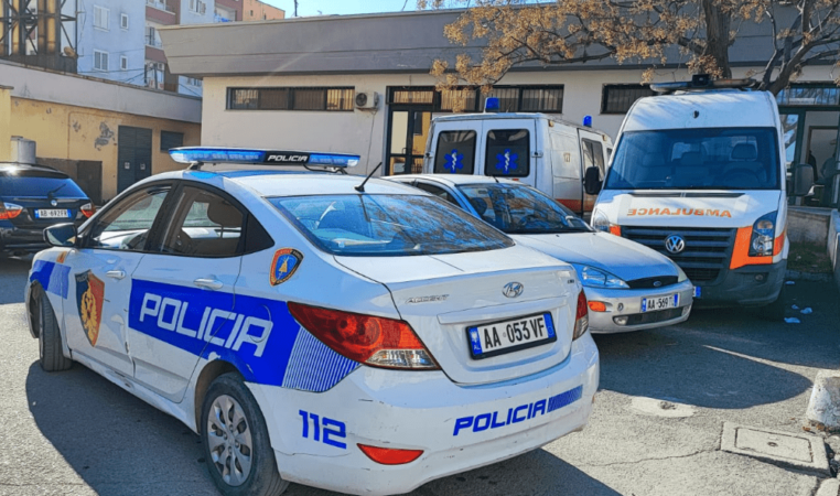 Djali vrau me thikë babanë, policia jep detaje: Krimi ndodhi në banesë! Po punohet për kapjen e 25-vjeçarit