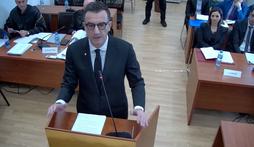 “Donin të më shihnin me pranga në duar”/ Veliaj në Kushtetuese: Djalin tim më shumë e takoj në burg se në liri