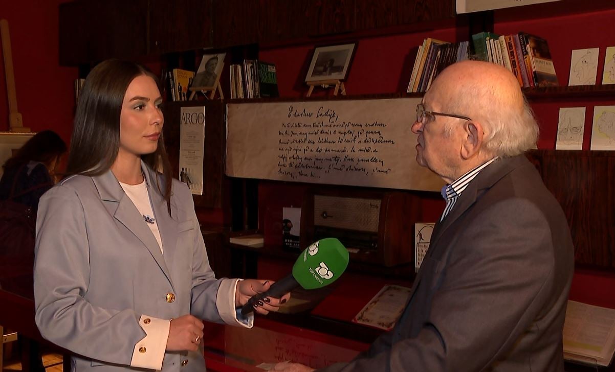 Dorëshkrimet e Dritëro Agollit/ Ekspozohen pjesë origjinale të veprës “Shkëlqimi dhe rënia e shokut Zylo”