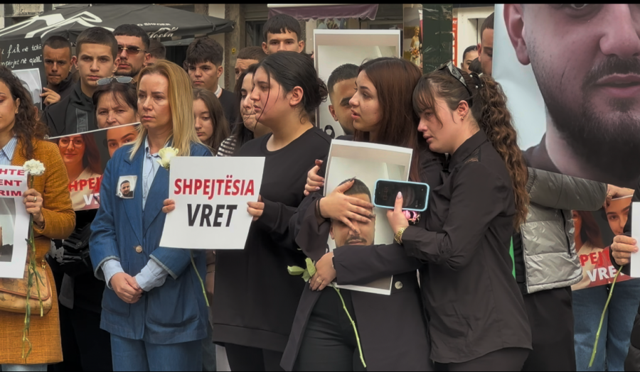 ‘Drejtësi për Leandron’— Vlorë, qindra qytetarë në marshim heshtjeje për 17-vjeçarin e ndarë nga jeta tragjikisht