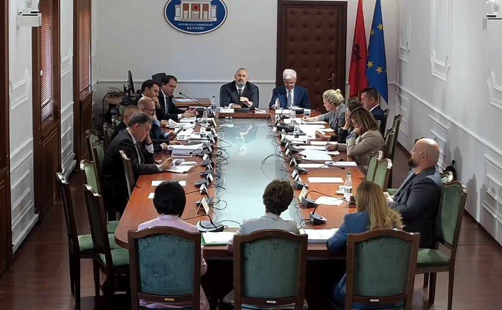 “Drejtuesit e administratës bënë fushatë”/ Komisionerja i përgjigjet Bylykbashit te “Ligjet”: Nuk kemi lejuar emërime gjatë fushatës