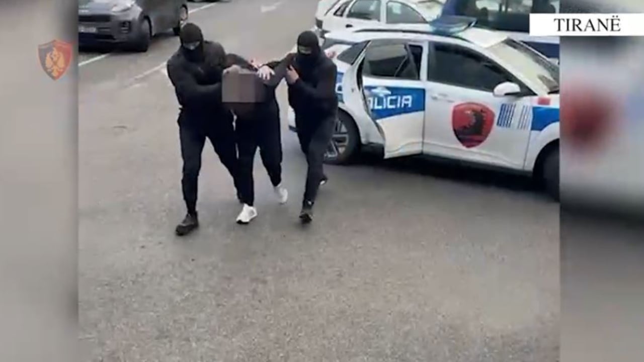 Drogë dhe armë gjahu, dy të arrestuar në aksin “Nikël-Fushë Krujë’, sekuestrohen 10 kg kanabis