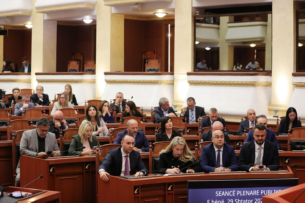 “Duam 150 minuta debat pas çdo raportimi”, Grupi i PD kërkesë Peleshit: Shmangni çdo provokim ndaj deputetëve tanë