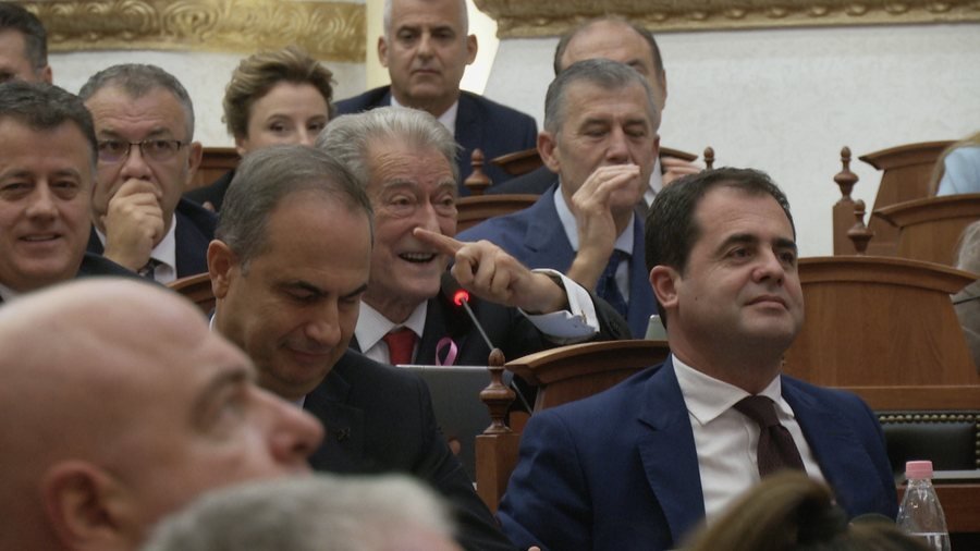 Dumani nuk e thërret Ulsiun që t’ia zhveshë kostumet, por ua fsheh dosjet/ Berisha lexon përgjimet e Tao Ballës