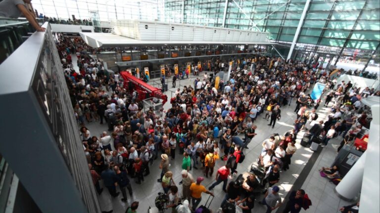 Dy dronë mbi qiellin e Gjermanisë, mbyllet sërish aeroporti i Mynihut/ 6,500 pasagjerë mbeten të bllokuar