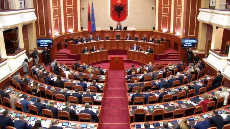 Dy seanca në Kuvend, PD kërkon të votohet shkarkimi i Peleshit dhe ngritjen e komisionit hetimor “McGonigal”