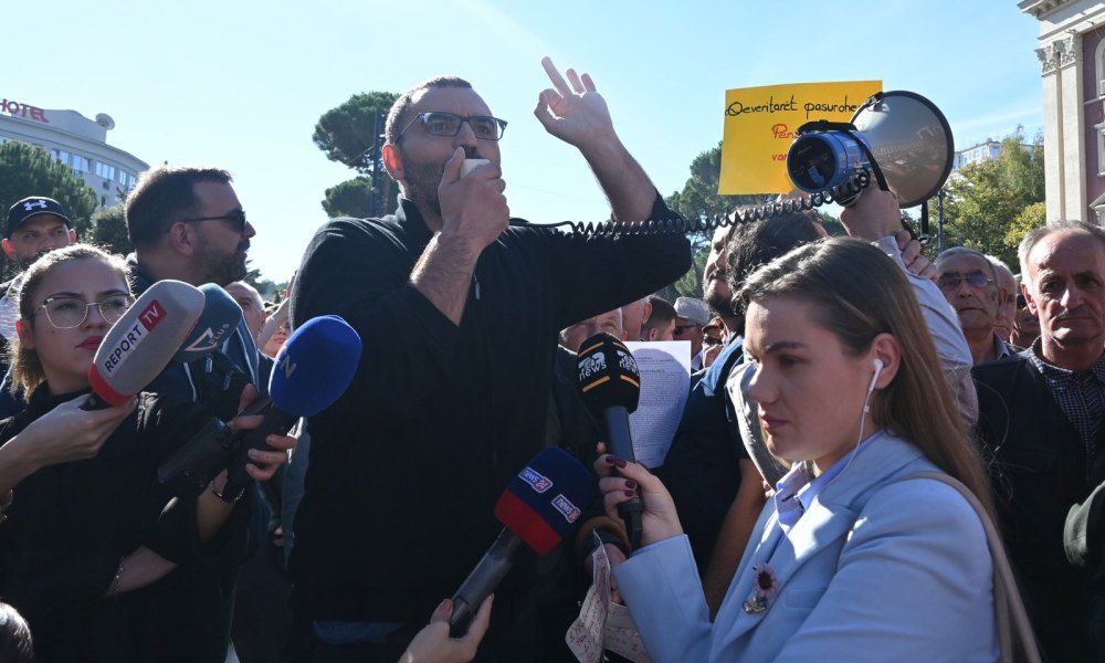 “Dy shishe qumësht në muaj”/ Arlind Qori thirrje pensionistëve të dalin në protestë: Rama po ju tall me indeksimin!