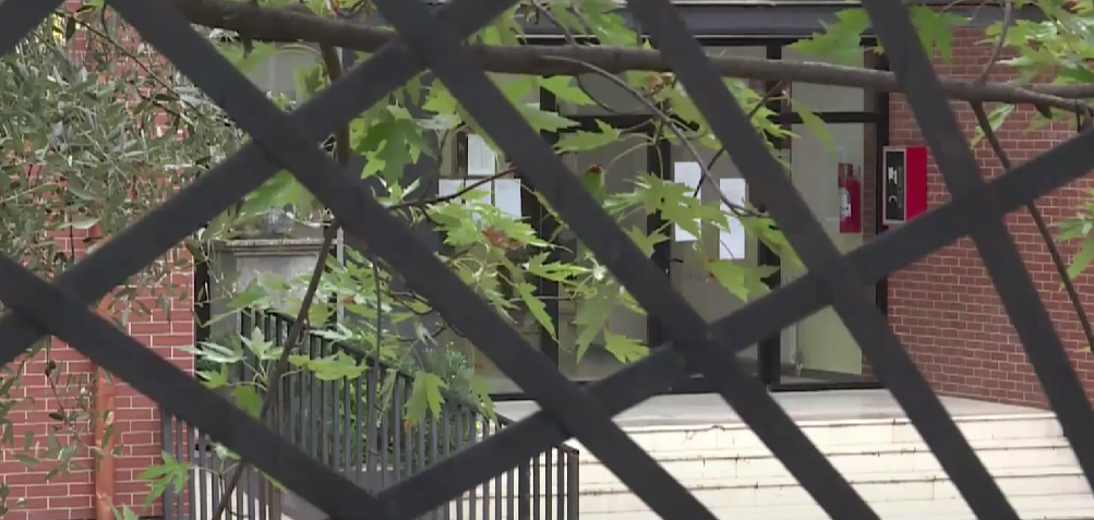 Dy të mitur përfundojnë në spital, njëri lufton për jetën. Detaje të reja nga sherri në derën e shkollës