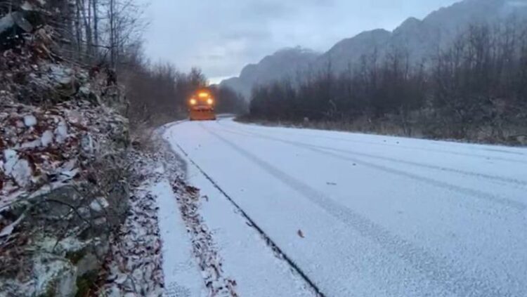Dy të moshuar bllokohen nga bora në Tropojë, djali shkon t’i ndihmojë por ngec edhe vetë