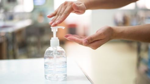 Dyshohet se janë kancerogjene, ky vend shqyrton ndalimin e përdorimit të dezinfektantëve të duarve me bazë alkooli