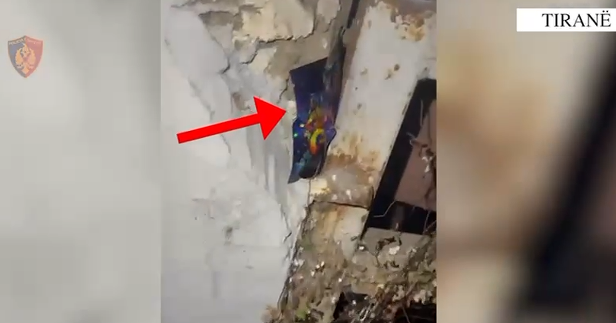 E fshihnin nëpër cepa muresh/ Shpërndanin kanabis në formë xhelatine, dy të arrestuar në Tiranë (EMRAT)