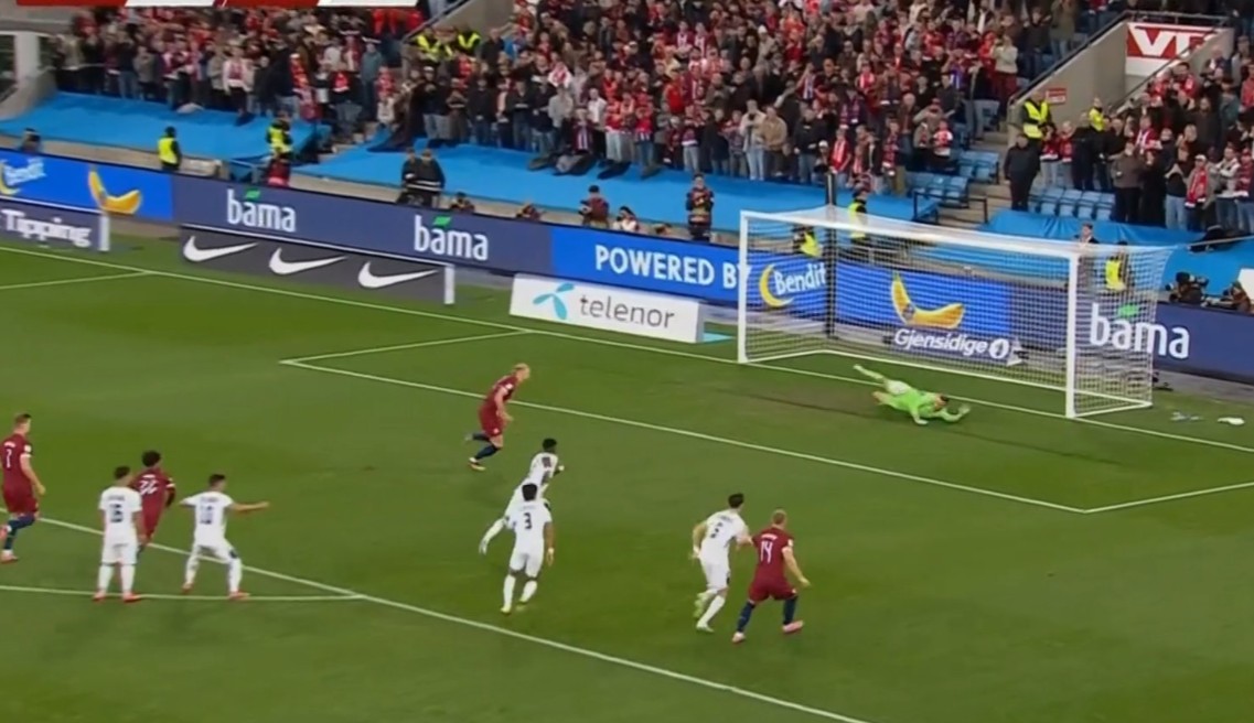 E PABESUESHME! Erling Haaland humb dy penallti rresht brenda një minute (video)