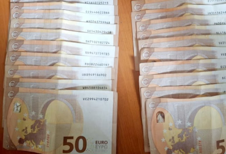 E pazakontë/ Dy qytetarë gjejnë shumë të konsiderueshme parash në rrugë, i dorëzojnë në polici