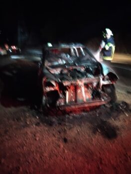 E rëndë/ Makina shpërthen në flakë teksa ishte në lëvizje, shoferi shpëton për mrekulli (Detaje)