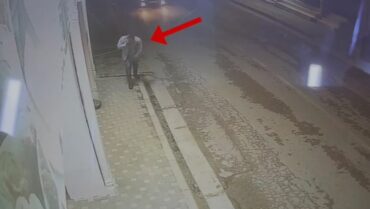 Ecën i qetë dhe fsheh dorën me gjak/ Momentet pak pas krimit, vrau me thikë 40-vjeçarin, flet në telefon direkt…