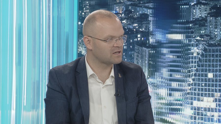 “Edi Rama, thika të ngulura pas shpine Kosovës”/ Reagon ashpër gazetari: Ka vëlla Vuçiçin