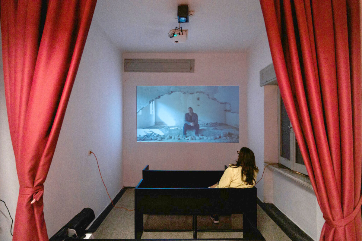 Ekspozita “Fraktura”, integron një ndërthurje të fuqishme ndërmjet artit bashkëkohor dhe kujtesës historike