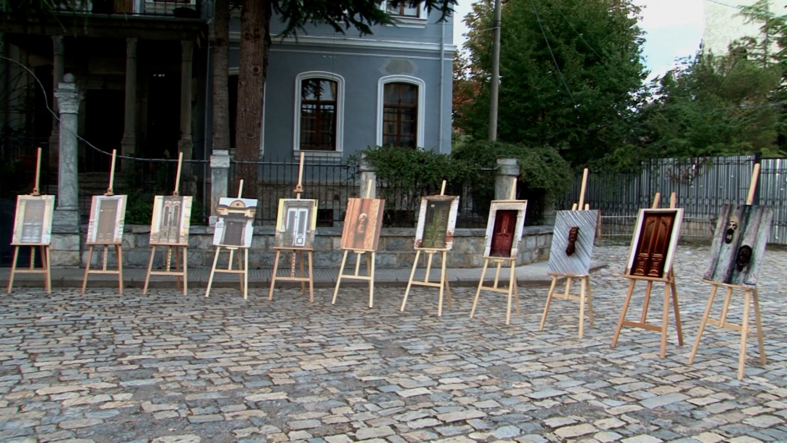 Ekspozita “Gjurmë portash”, 24 fotografi tregojnë hyrjet më të bukura të shtëpive karakteristike të Korçës