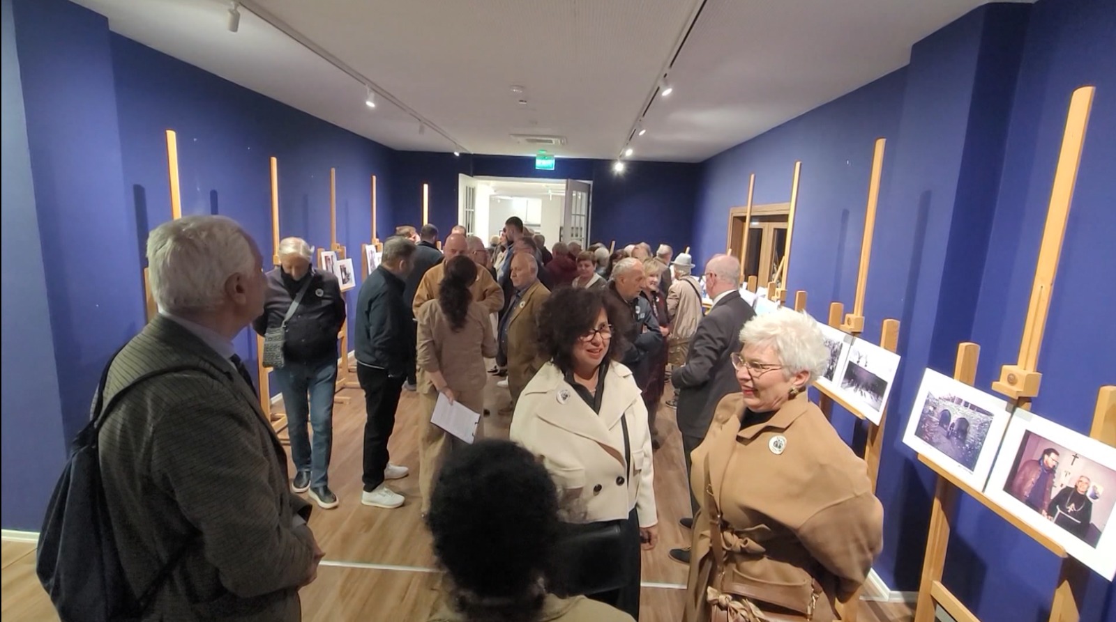 Ekspozita “Një popull në lëvizje”, italiani Gianni Bellesia sjell fotografitë e realizuara 31 vite më parë