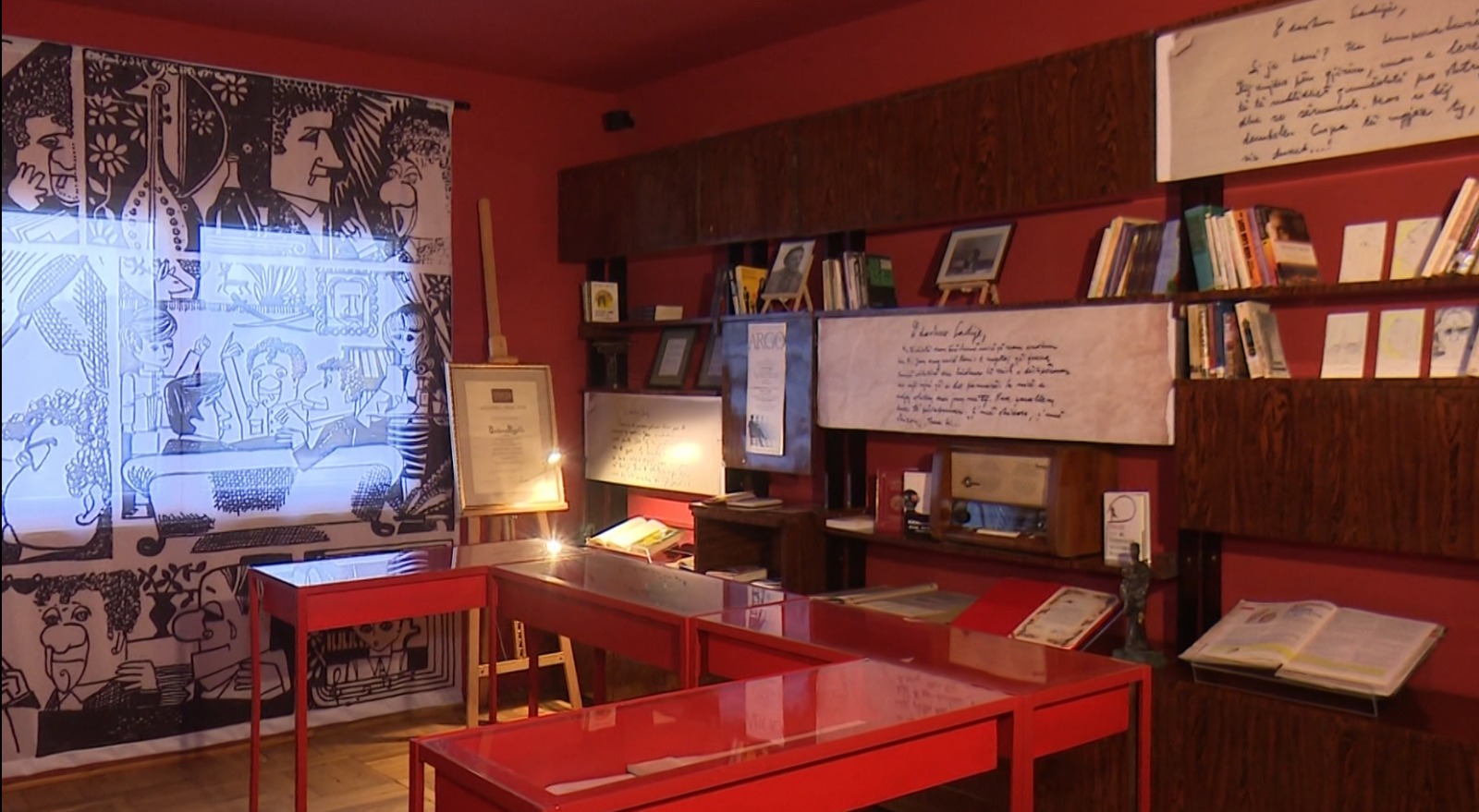 Ekspozohen dorëshkrimet e Agollit, e bija e shkrimtarit i dorëzon Muzeut blloqet e shënimit dhe sendet personale