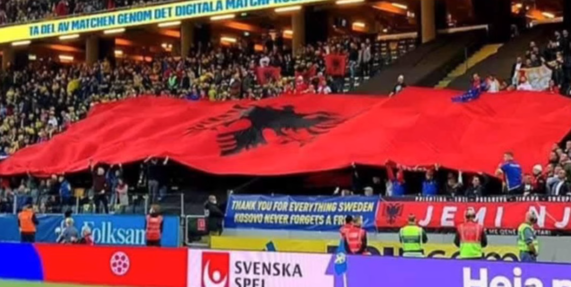 Emocionuese/ Flamuri i madh i Shqipërisë u hap te Suedi-Kosovë, u festua pas ndeshjes edhe për fitoren kundër Serbisë