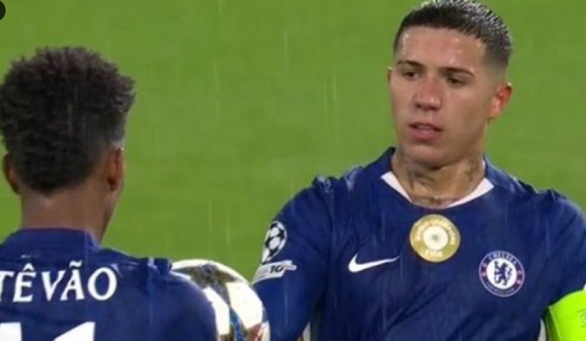 Enzo Fernandez merr duartrokitjet e të gjithë tifozëve për gjestin e bukur që bëri ndaj shokut të skuadrës (video)