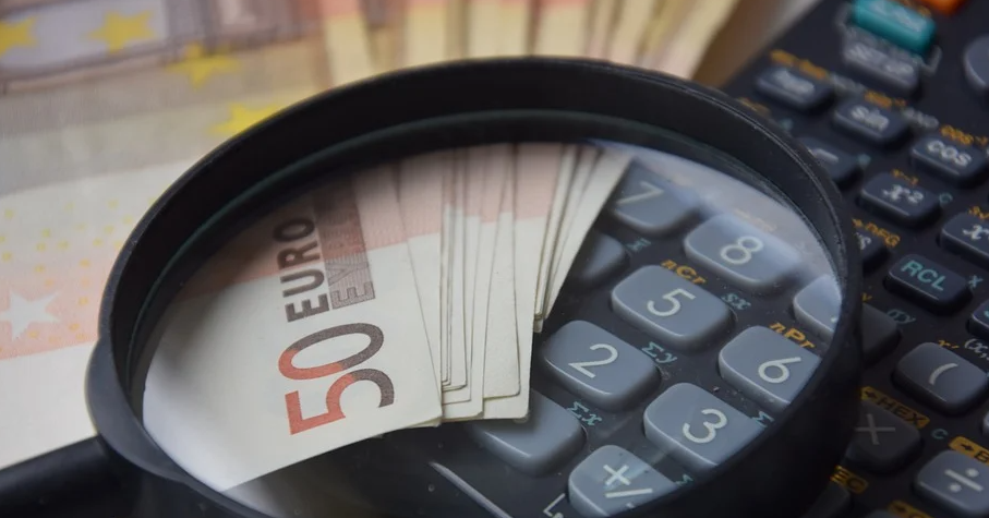 Euro prek minimum të ri historik, ja cilat janë dy shkaqet kryesore