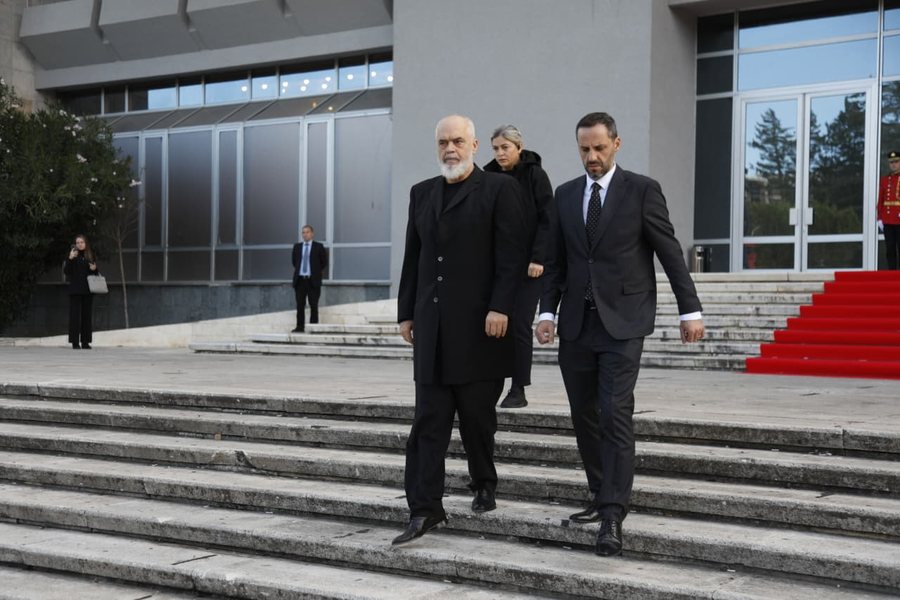 Familjarë, kolegë e politikanë në homazhet për gjykatësin e vrarë , Rama shoqërohet nga Lamallari