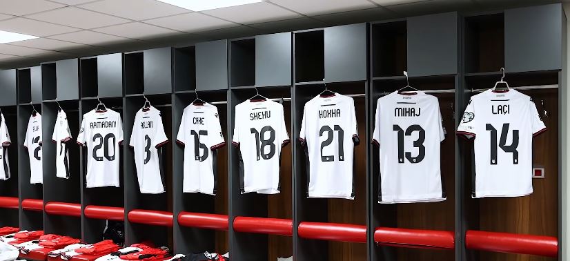 Fanella të bardha për t’i sjellë fat Shqipërisë, Federata publikon pamjet nga dhomat e zhveshjes (VDEO)