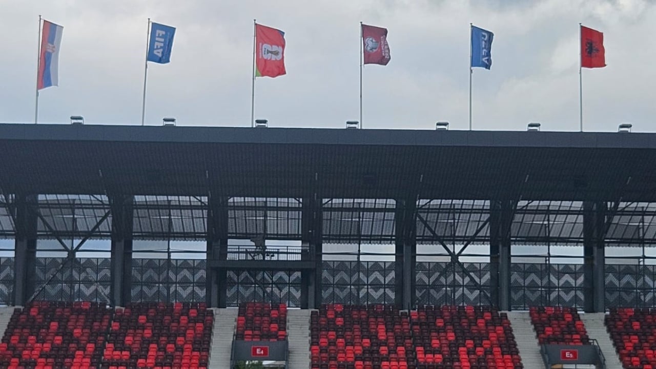 Federata Serbe rikthen flamurin shqiptar në stadiumin ku do të luhet ndeshja, e hoqën për të shmangur incidentet.. (FOTO)