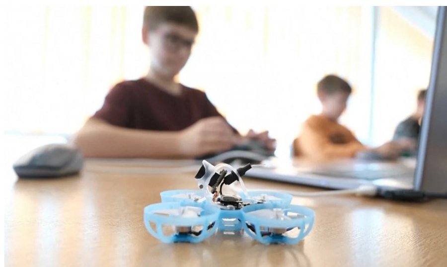 Fëmijët lituanezë mësojnë si të ndërtojnë, programojnë dhe fluturojnë dronë në kursin pas shkolle