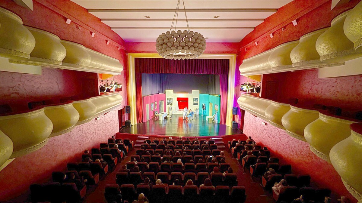 Festivali “Skampa 2025” me 11 shfaqje, edicioni i 27-të mbyllet me komedinë “Çfarë pa kryeshërbëtorja”