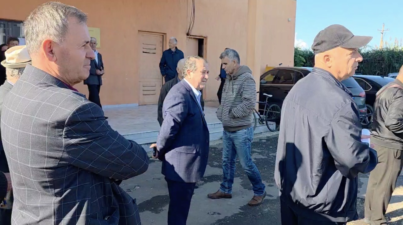 Fier – Banorët e një pallati në lagjen “Apollonia” protestojnë për mungesën e çertifikatave të pronësisë, prej më shumë se 20 vitesh