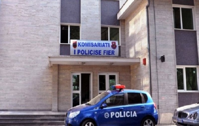 Fier/ Djali godet me thikë babain, arrestohet nga policia
