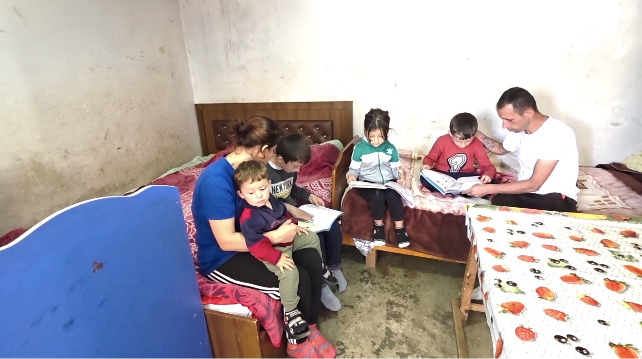 Fier – Familja Gremaj në Petovë mes varfërisë dhe pasigurisë: Kryefamiljari kërkon ndihmë për një banesë të vogël për fëmijët