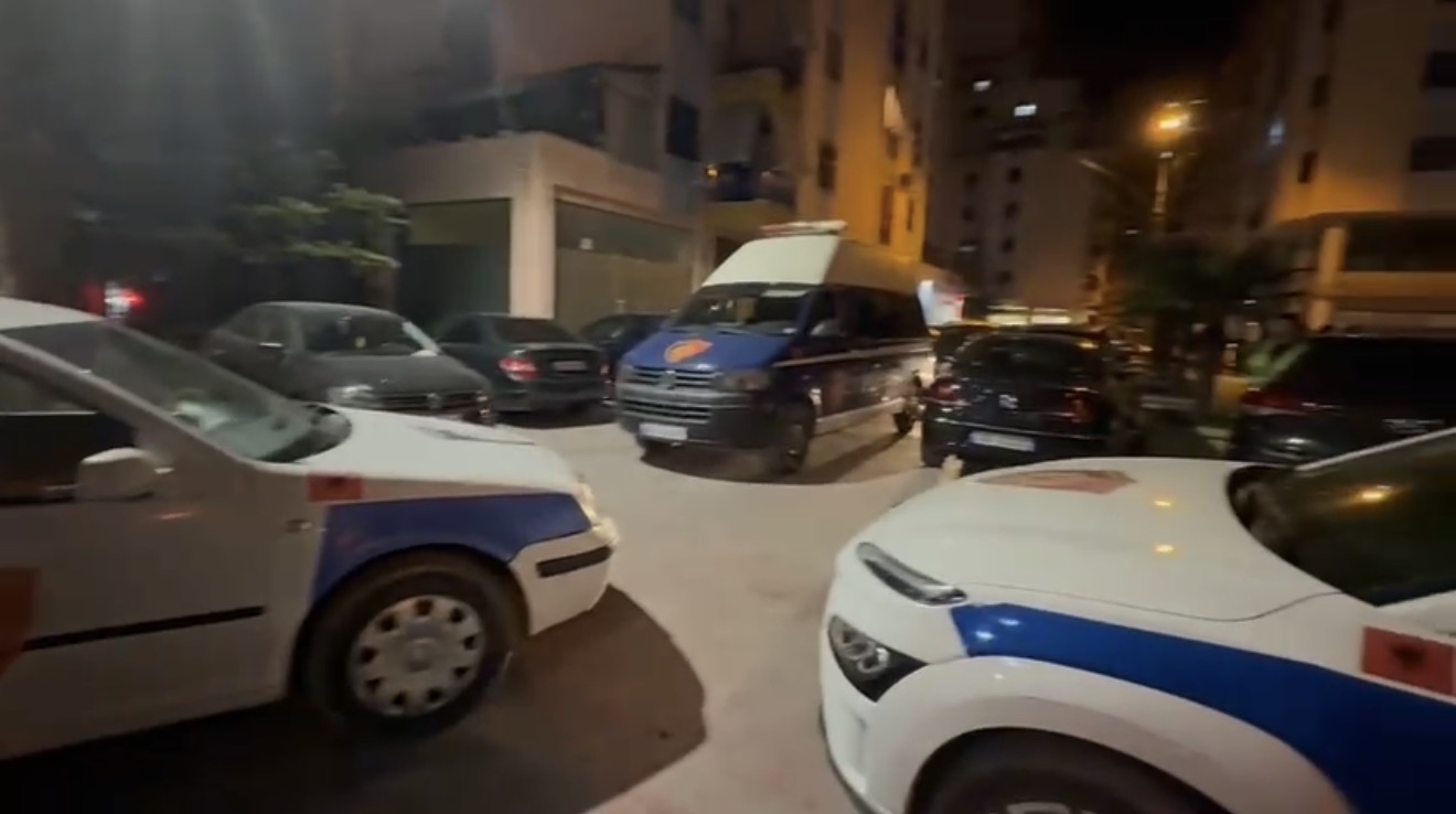 Fier – Policia nis procedime penale dhe bllokime automjetesh në lagjen “Konferenca e Pezës”