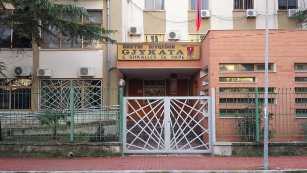 Fier – Procedim në gjendje të lirë për 75-vjeçarin që kanosi kryesekretaren e Gjykatës